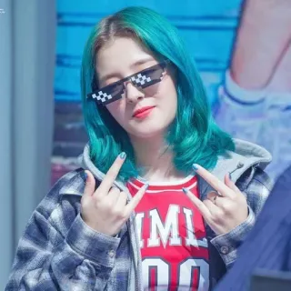 💗 Frau, blaue Haare, Stinkefinger, Pixelbrille, lässig, Sängerin, koreanisch, asiatisch telegram sticker