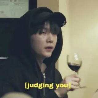 🤠 Judging you juzgando, vino, meme, persona, bebiendo, leyenda telegram sticker