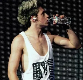 🍼 Niall Horan niall horan, one direction, cantante, botella de agua, músico telegram sticker