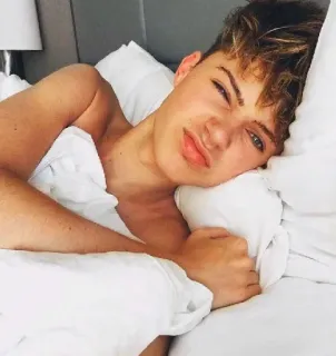 😴 lit, sommeil, couché, oreiller, chambre, couverture, jeune homme whatsapp sticker