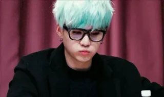 😗 Suga Kpop, BTS, Min Yoongi, Idole, Musique, Célébrité telegram sticker
