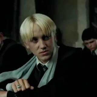 🐍 Draco Malfoy Harry Potter draco malfoy, harry potter, slytherin, pelo rubio, magia, mago, estudiante, personaje whatsapp sticker