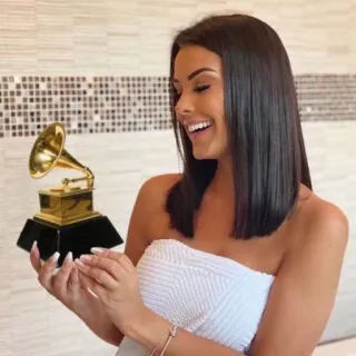 🌱 Grammy Award, femme, trophée, musique, prix whatsapp sticker