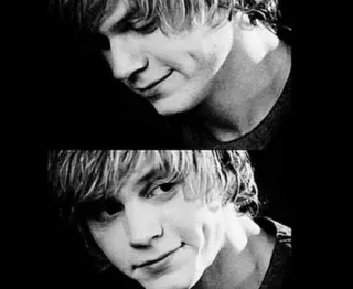 🕸 Evan Peters actor, retrato, blanco y negro, celebridad telegram sticker