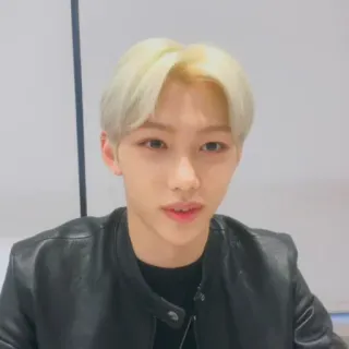 🌚 Felix kpop, ídolo, retrato, cantante, pelo rubio, asiático, masculino telegram sticker
