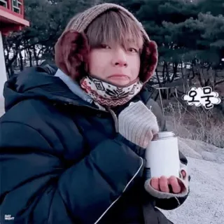 🍪 오물 person, winter, puffer jacket, earmuffs, cold whatsapp sticker