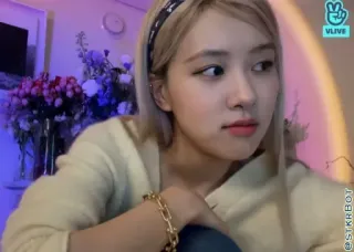 🐿 Rose STKR.BOT 人, 女性, ブロンド, ポートレート, vlive telegram sticker