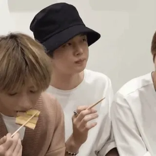 🍙 人, 吃, 渔夫帽, 室内, 食物 whatsapp sticker