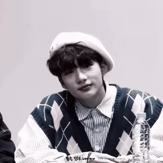 📎 불을 댕겨버려🔥 kpop, portret, beret, sweter, mężczyzna telegram sticker