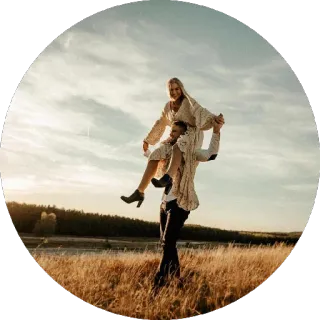 😍 пара, на спине, романтика, поле, любовь, праздник, на улице, закат telegram sticker