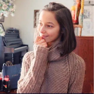😊 portrait, femme, intérieur, pull, personne, vêtements whatsapp sticker