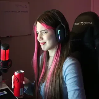 🤍 femme, casque audio, gaming, streaming, cheveux roses, canette, microphone whatsapp sticker