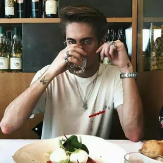 🌙 homem, óculos, joias, comida, restaurante, mesa telegram sticker