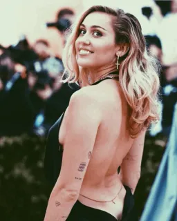 🌪 Miley Cyrus знаменитость, певица, женщина, платье с открытой спиной, улыбается telegram sticker