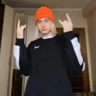 🤘 personne, bonnet orange, cheveux blonds, geste cornes telegram sticker