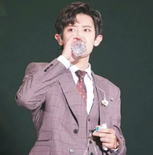 🌙 Chanyeol Chanyeol, EXO, K-pop, Cantor, Terno, Ídolo, Água telegram sticker
