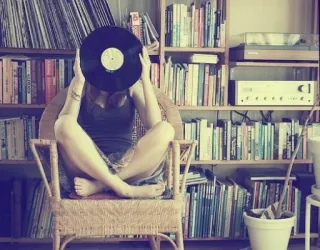 🎵 Vinyle, Disque, Musique, Livres, Femme, Chaise, Collection, Bibliothèque telegram sticker
