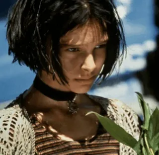 😕 Mathilda Léon: The Professional Mathilda, Léon, film, fille, jeune, collier noir telegram sticker