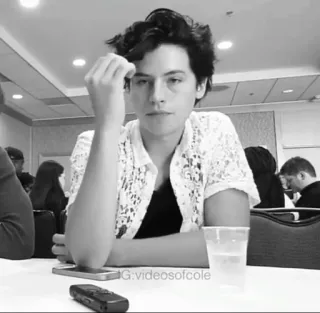 🥀 Cole Sprouse videosofcole aktor, celebryta, portret, czarno-białe, mężczyzna, moda whatsapp sticker