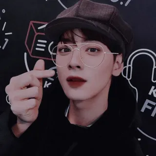 🦧 kpop, idol, asia, kacamata, topi, potret, estetik whatsapp sticker