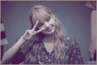 🌸 Lisa Frau, Friedenszeichen, Lächeln, Sängerin, Idol, Kpop, Blackpink telegram sticker