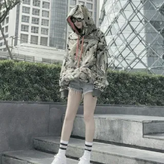 🎐 mulher, moda, moletom com capuz, óculos de sol, shorts, estilo de rua telegram sticker
