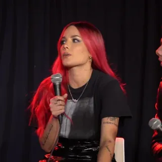 🍒 Halsey cantora, músico, mulher, cabelo ruivo, microfone, celebridade, estrela pop whatsapp sticker