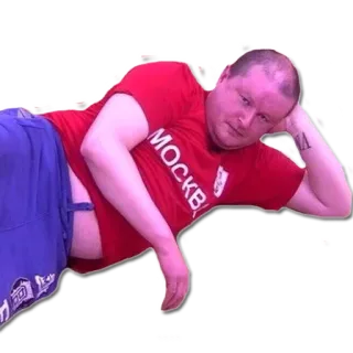 😏 MOCKBA мужчина, лежащий, красная рубашка, синие шорты, расслабленный whatsapp sticker