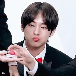 🤤 k-pop, cantante, idol, maschio, smoking, papillon, fragola telegram sticker