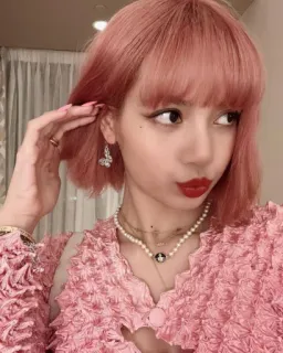 ✨ Lisa Kpop, Idol, Sängerin, Pinke Haare, Schmetterling, Perlenkette, Schönheit, Frau telegram sticker
