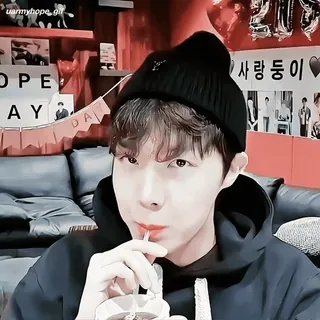 🥤 사랑둥이 J-Hope, BTS, Coreano, Ídolo, Cantor, Masculino, Gorro preto, Bebendo whatsapp sticker