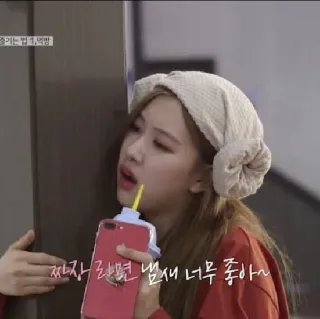 😐 짜자 라면 냄새 너무 좋아~~ korea, wanita, makan, ramen, telepon, topi, dalam ruangan, orang whatsapp sticker