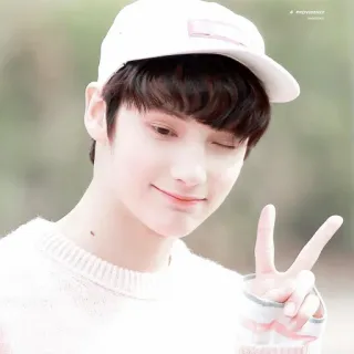 💚 kpop, ragazzo, segno di pace, occhiolino, cappello bianco, asiatico whatsapp sticker
