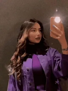 🍓 donna, selfie, bruna, giacca viola, capelli lunghi, moda telegram sticker