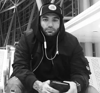😕 Mann, sitzen, Kapuzenpullover, schwarz weiß, Flughafen, städtisch telegram sticker