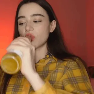 💎 mujer, bebiendo, jugo, botella, camisa amarilla telegram sticker