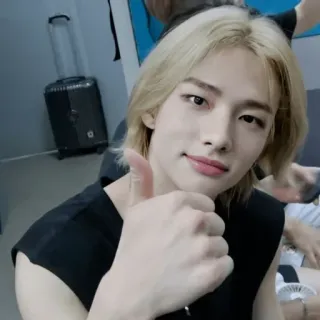 👍 Person, Daumen hoch, blonde Haare, Asiatisch, K-Pop telegram sticker