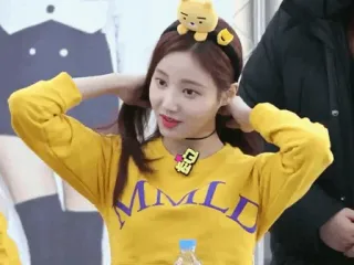 🥂 MMLD kpop, kobieta, dziewczyna, żółty sweter, MMLD whatsapp sticker
