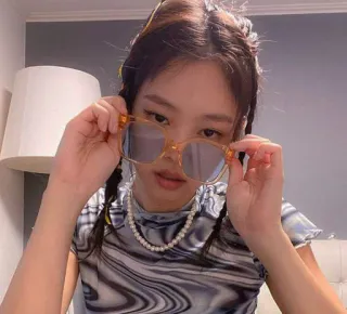 😚 Jennie kpop, Jennie, cantora, moda, óculos, colar de pérolas, mulher telegram sticker