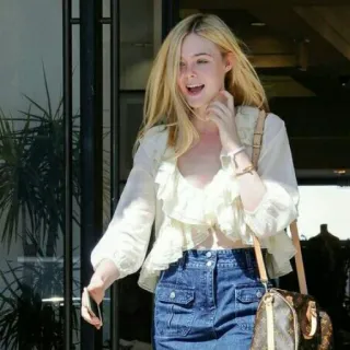 😃 Elle Fanning mujer, rubia, actriz, moda, celebridad, street style telegram sticker