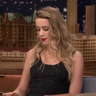 🧜‍♀ Amber Heard женщина, знаменитость, блондинка, красная помада, черное платье telegram sticker