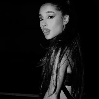 ⛓ Ariana Grande ariana grande, cantante, celebridad, estrella pop, mujer, blanco y negro telegram sticker