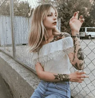 🐼 Frau, Tattoos, Porträt, blond, Zaun, Person telegram sticker