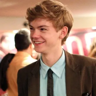 👤 Thomas Brodie-Sangster personne, célébrité, acteur, portrait, souriant telegram sticker