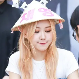 🐰 채영 человек, женщина, шляпа, азиатская шляпа, чэён telegram sticker