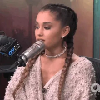 📀 Ariana Grande Pop star, Chanteur, Célébrité, Microphone, Interview, Radio whatsapp sticker