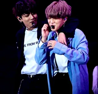 🕸 E FROM pessoas, homens, abraçando, cantando, performance, palco telegram sticker