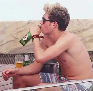 🍾 hombre, bebiendo, cerveza, gafas de sol, casual, verano telegram sticker