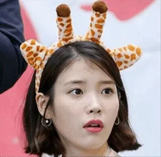 😳 IU IU, Корейская певица, Знаменитость, K-pop, Ободок с жирафом whatsapp sticker
