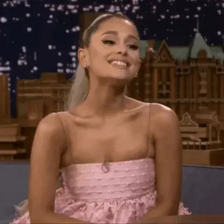 ☁️ Ariana Grande celebridad, cantante, mujer, vestido, sonrisa telegram sticker
